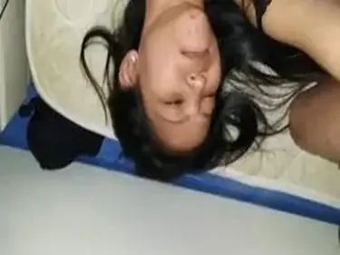 Janda Cantik Bra Hitam Pasrah Digenjot Kasur